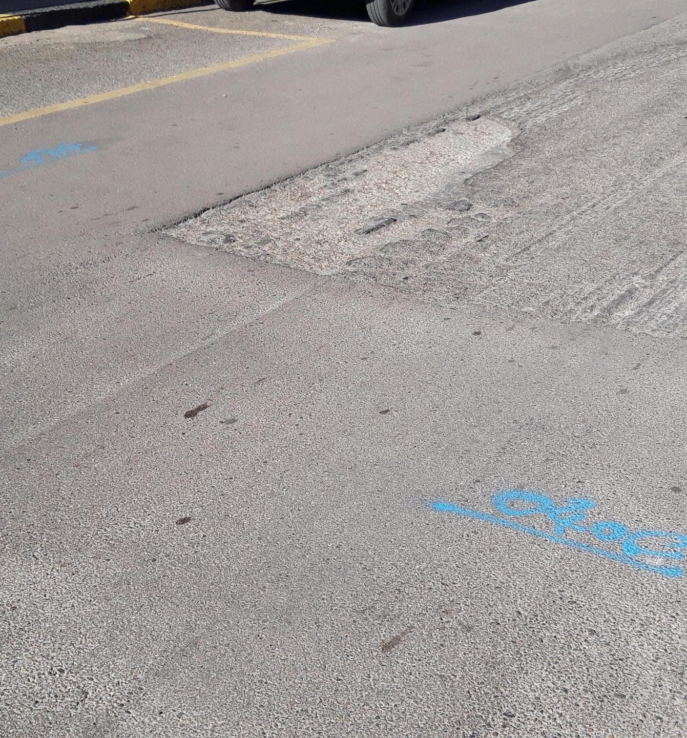 Buche e asfalto che si sbriciola in via Manno e Monte Angellu 