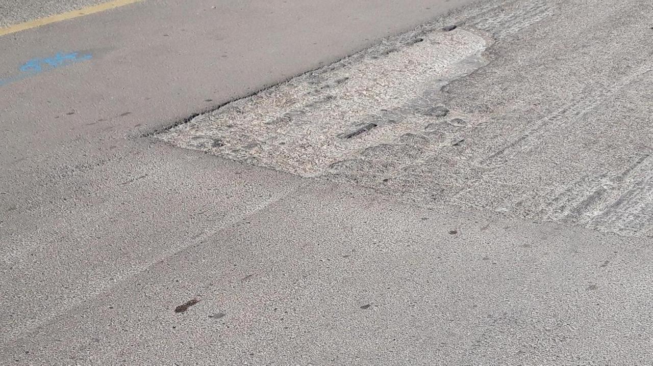 Buche e asfalto che si sbriciola in via Manno e Monte Angellu