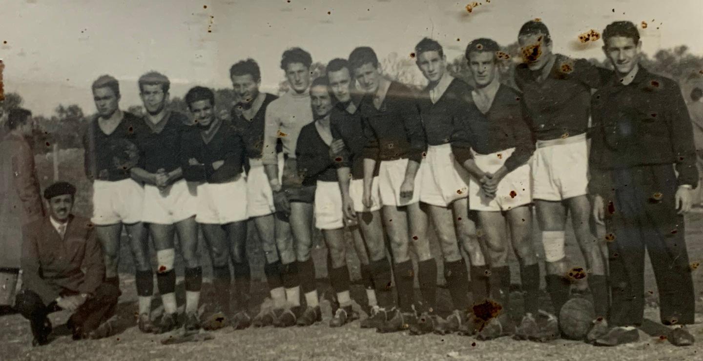 Una formazione della Torres 1949-50: Niedda è il quarto da destra