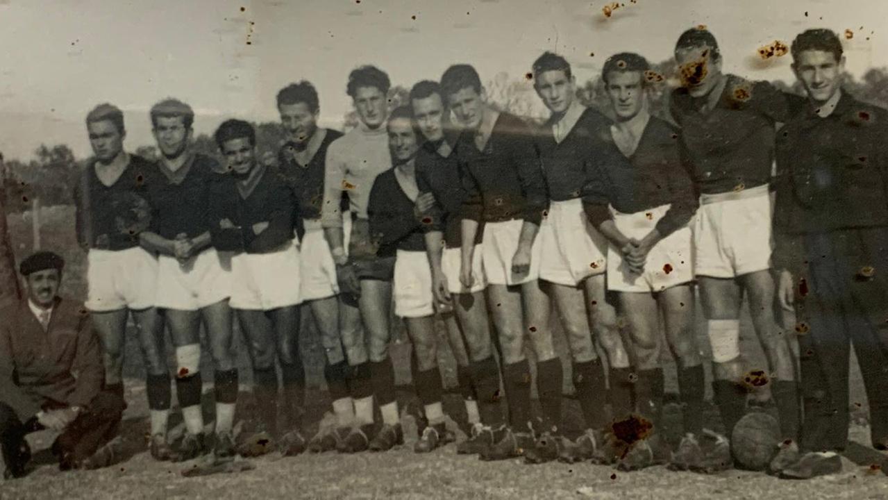 Una formazione della Torres 1949-50: Niedda è il quarto da destra