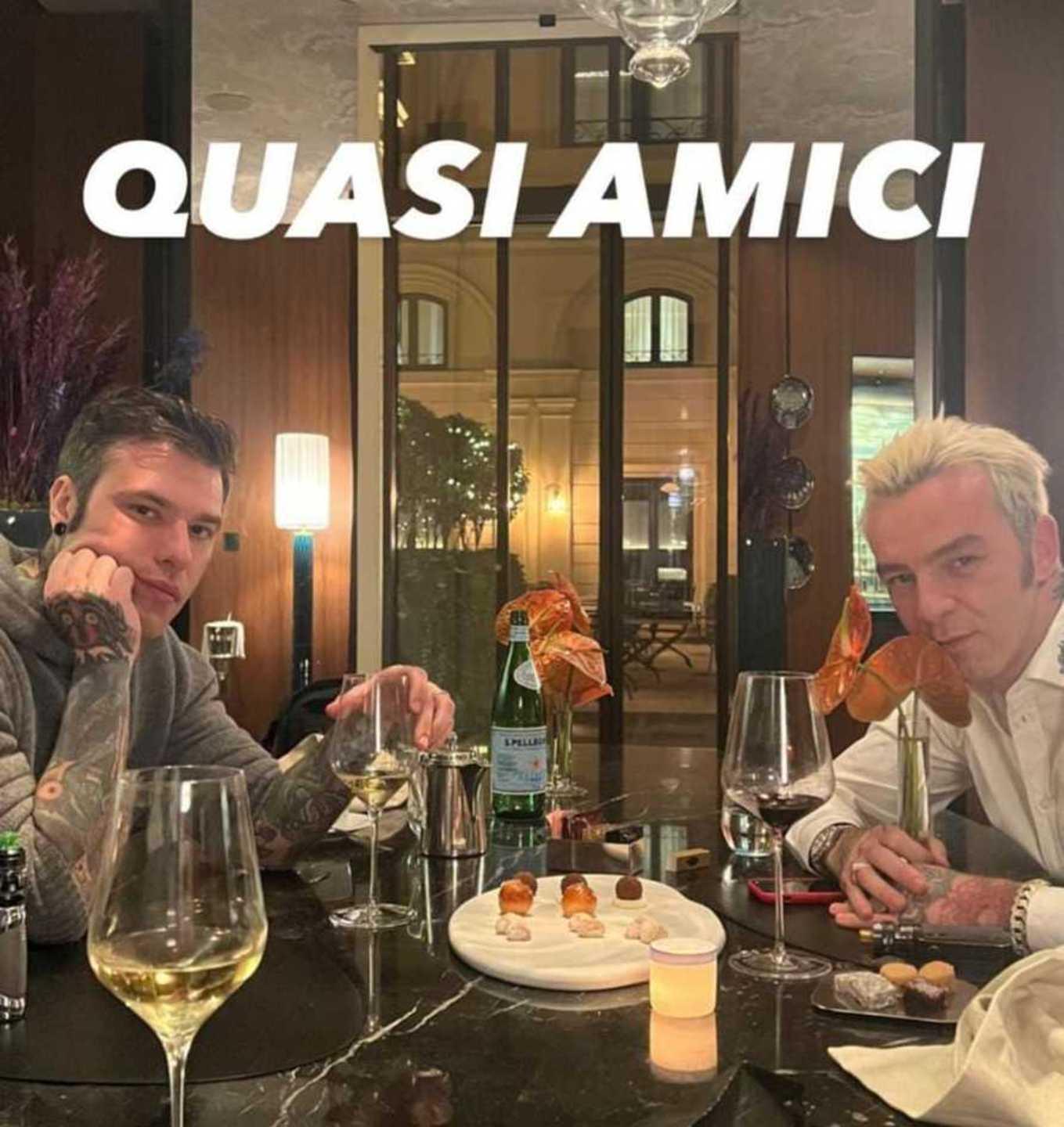 Il post pubblicato da Fedez in cui compare insieme a Salmo al tavolo di un ristorante