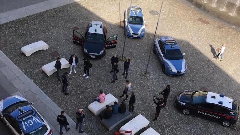 Modena, liti e risse tra ragazzi in centro: «Noi negozianti siamo un rifugio Situazione critica»