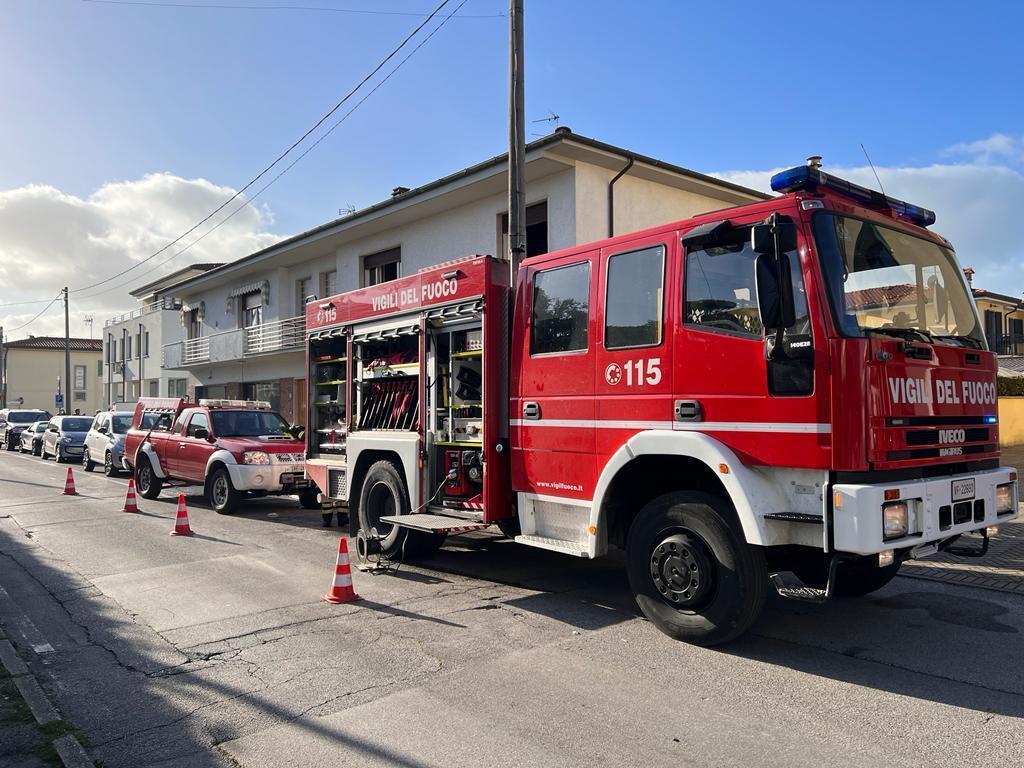 L’intervento dei vigili del fuoco a Lido di Camaiore
