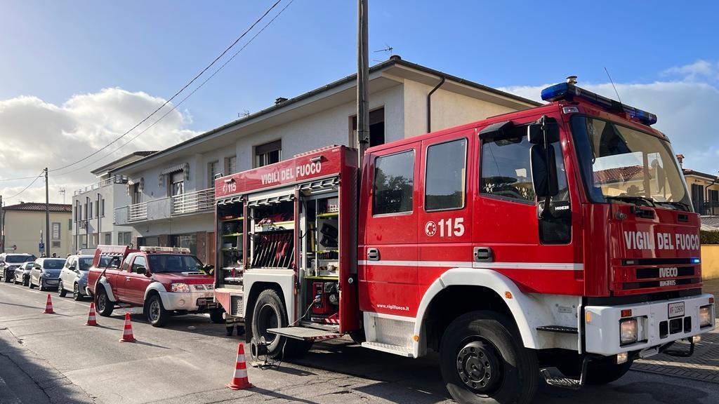 L’intervento dei vigili del fuoco a Lido di Camaiore