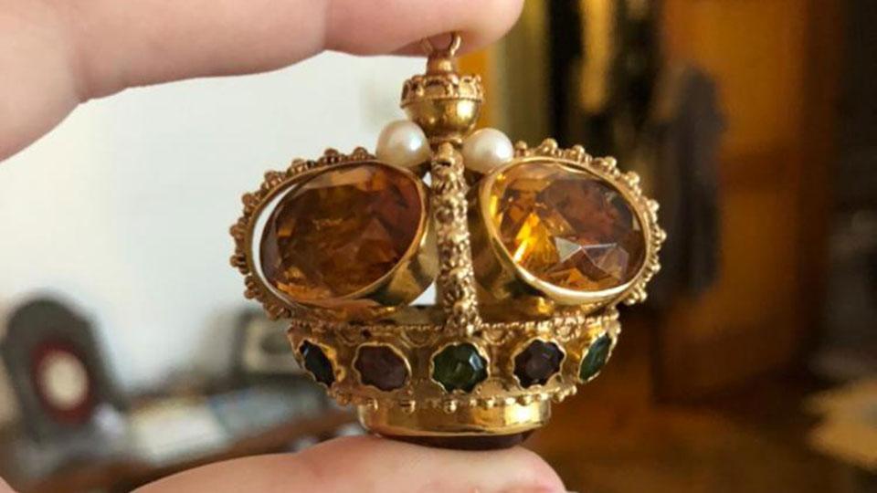 Rapina in villa, via gioielli per centomila euro 