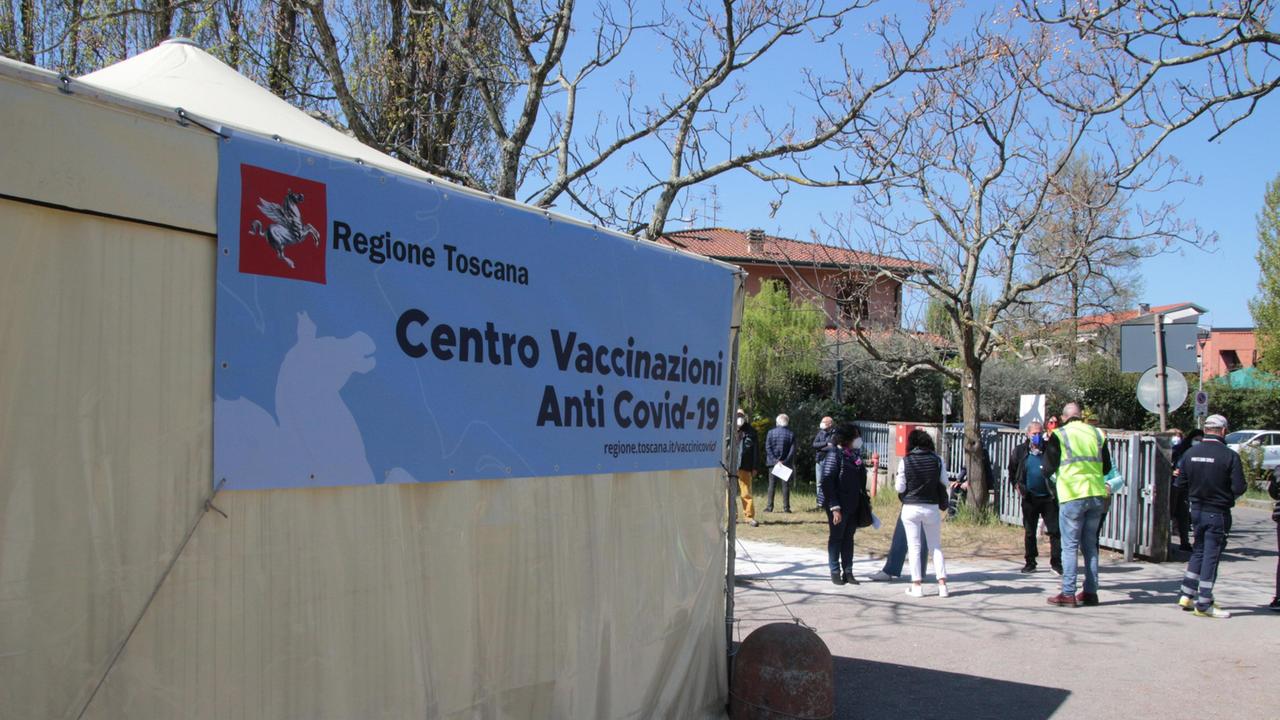I contagi in Versilia scendono (ma lentamente): «Serve attenzione, prudenza al chiuso» - I dati