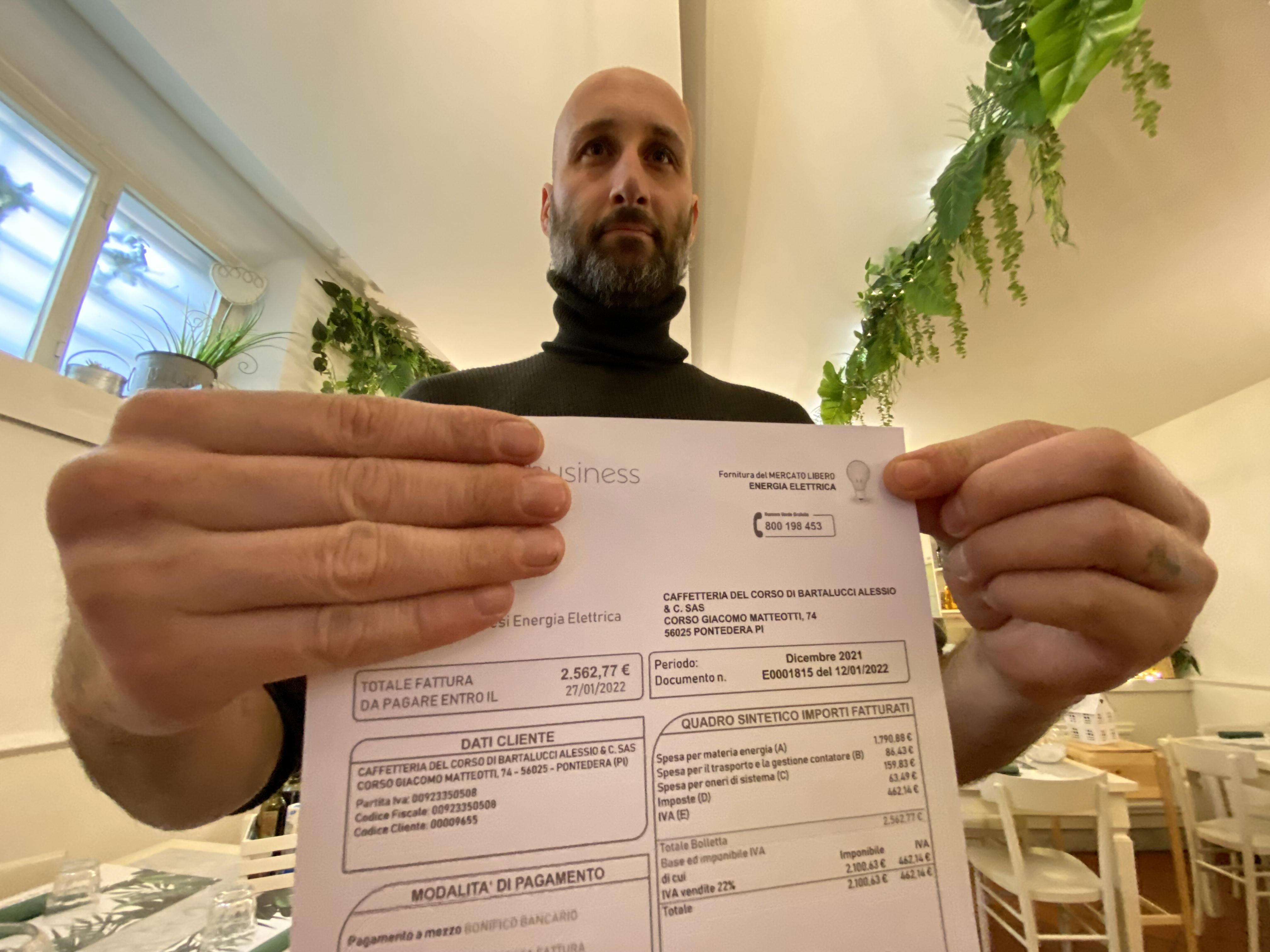 Bollette raddoppiate e costi lievitati, l'appello dei commercianti «Quasi 3mila euro di luce, così si chiude» 