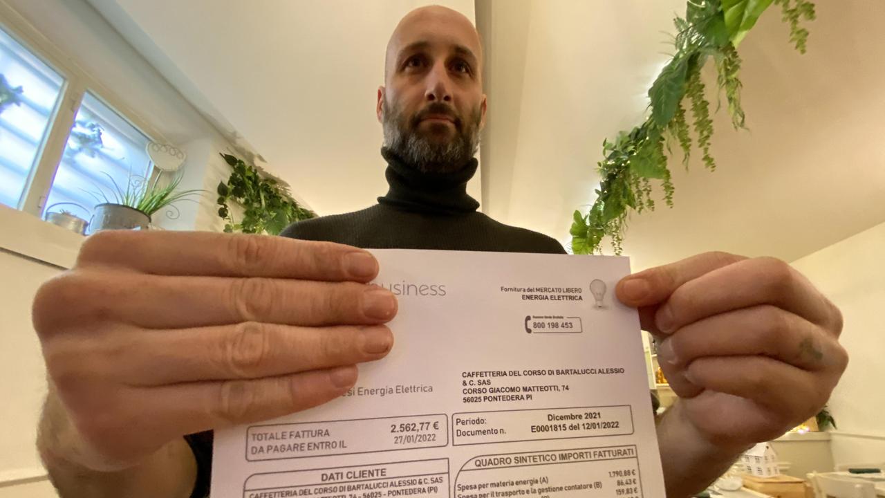 Bollette raddoppiate e costi lievitati, l'appello dei commercianti «Quasi 3mila euro di luce, così si chiude»