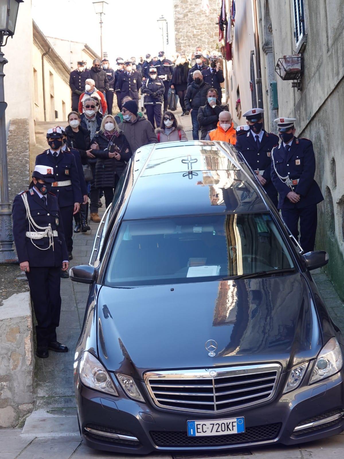 Il corteo funebre che accompagna la bara di Piero Rossi (foto Enzo Russo)