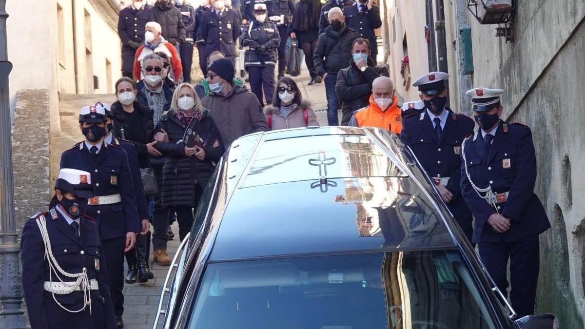 Il corteo funebre che accompagna la bara di Piero Rossi (foto Enzo Russo)
