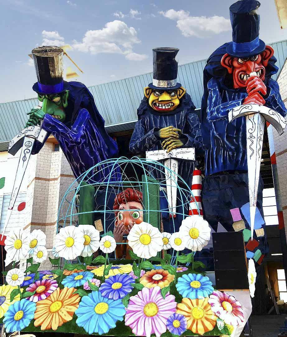 Carnevale di Viareggio, sul carro di Tomei la paura e la speranza per il futuro dei nostri figli 