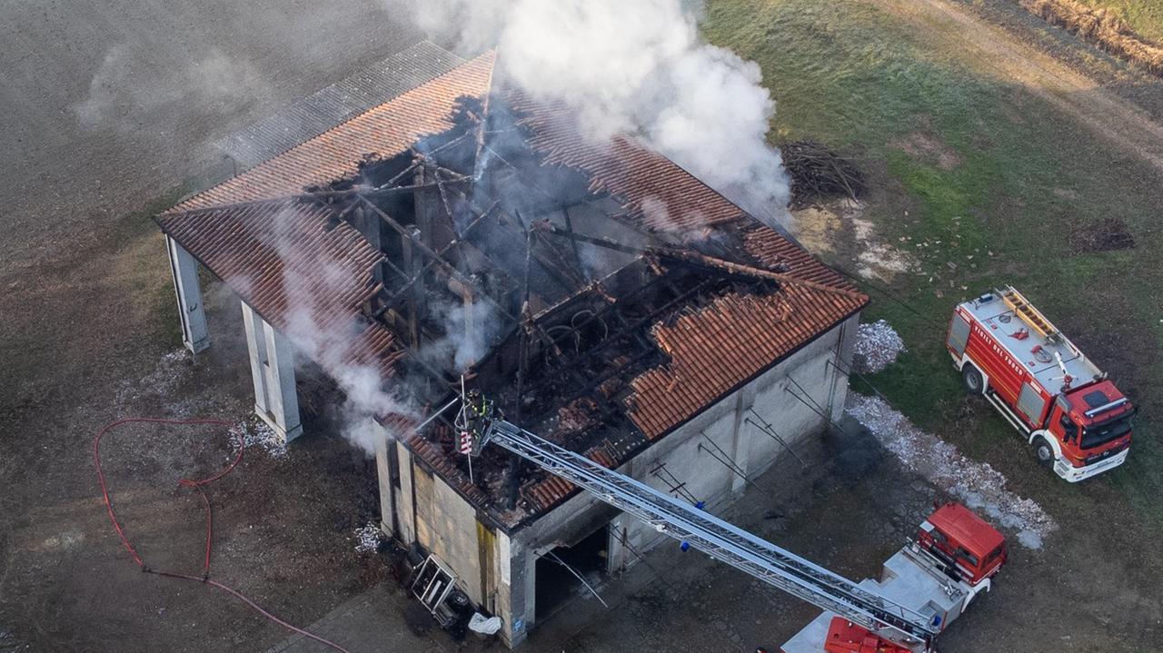 Porporana, fienile distrutto dalle fiamme