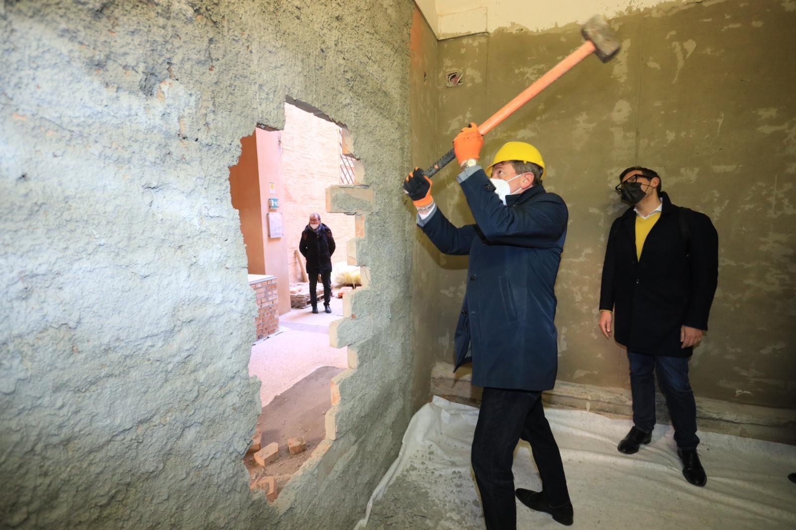 Modena, il sindaco con la mazza abbatte il muro divisorio tra ex-ospedale estense e Palazzo dei Musei