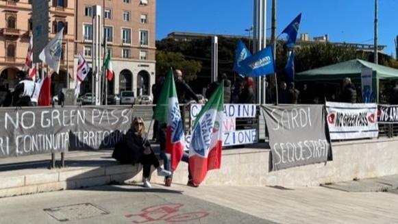 Green pass: sit-in a Cagliari per "stop su trasporti isole"