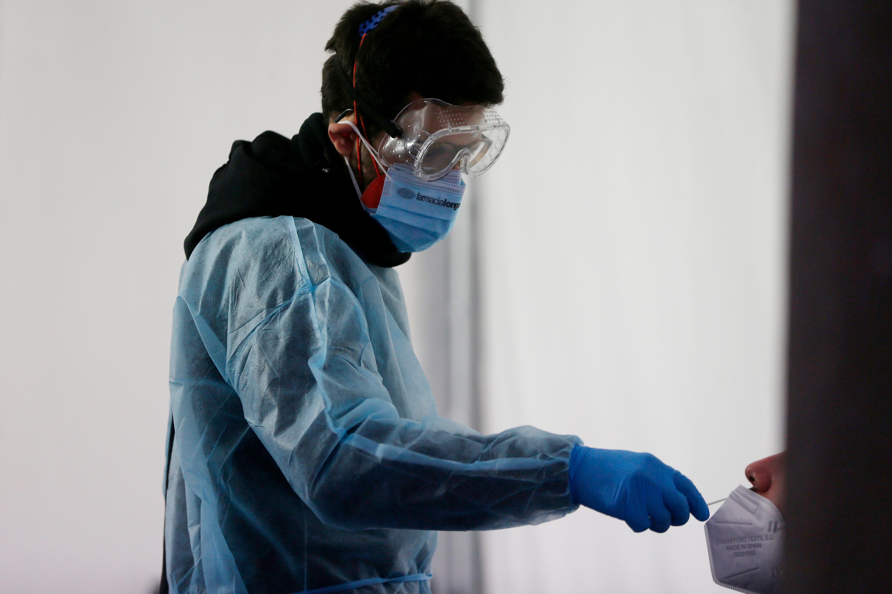 Eseguiva tamponi spacciandosi per farmacista: due denunce a Luzzara