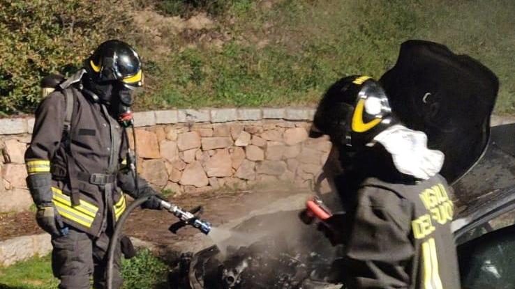 L'auto prende fuoco sulla strada per Tempio, in salvo madre e figlio