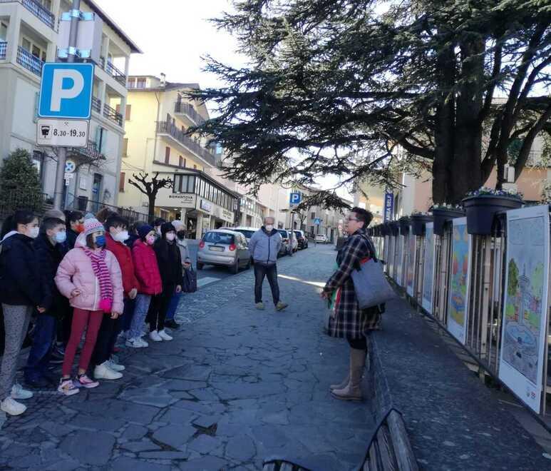 Castelnovo Monti, pannello della mostra danneggiato: i bambini delle elementari lo riparano 