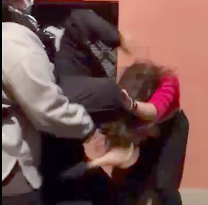 Modena. Violenza tra adolescenti: «Mia figlia picchiata dal branco in centro» 