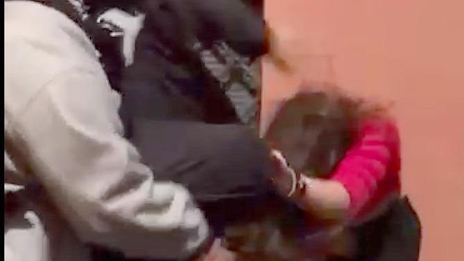 Modena. Violenza tra adolescenti: «Mia figlia picchiata dal branco in centro»