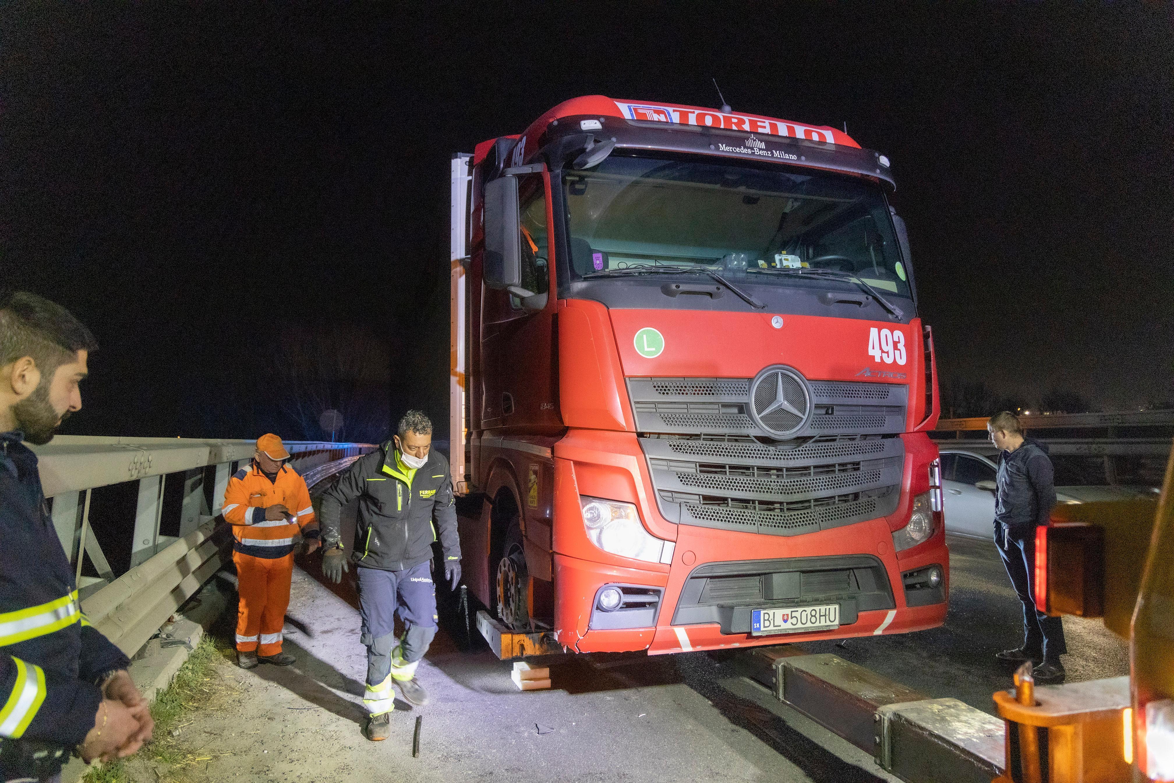 Modena. Giunto si stacca e fora il serbatoio del camion 