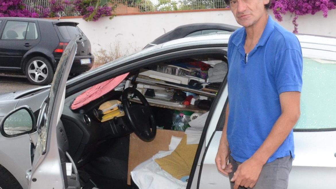 Aveva perso la casa all’asta dopo essere rimasto senza lavoro