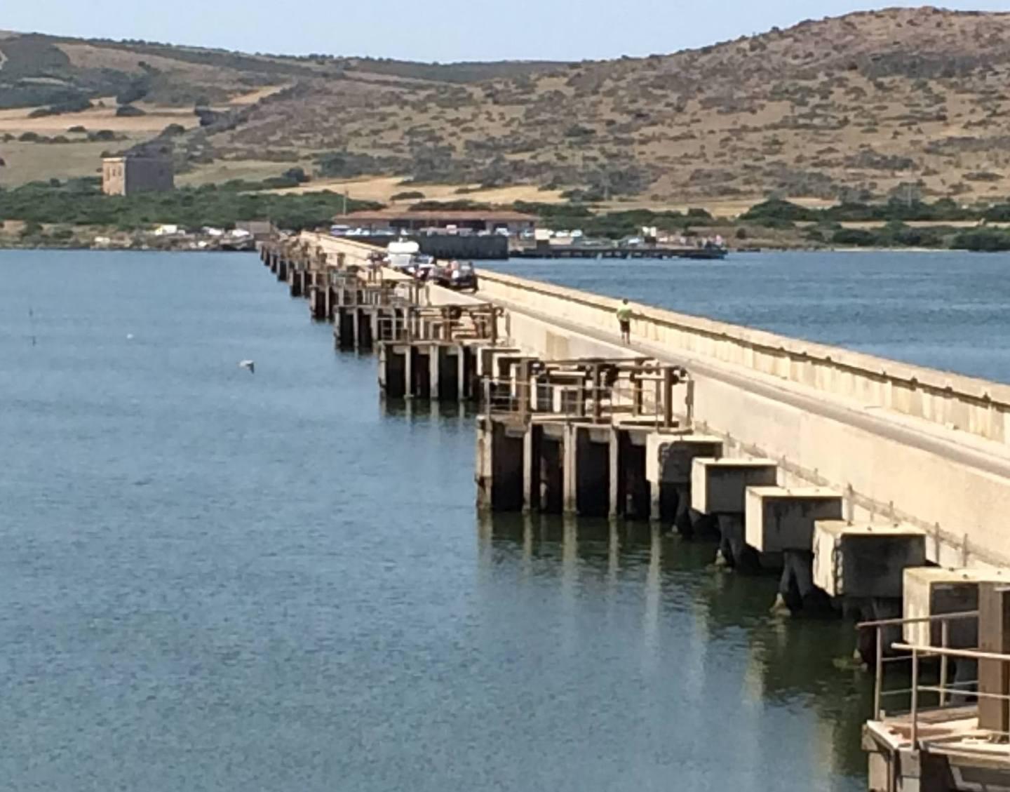 Chiuso il ponte di Marceddì 