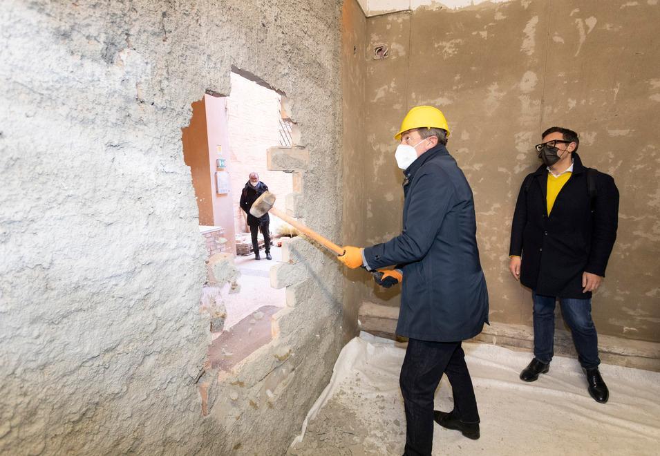 Modena. Il sindaco Muzzarelli lo prende a martellate: cade l’ultimo muro, l’ex Estense sarà museo 
