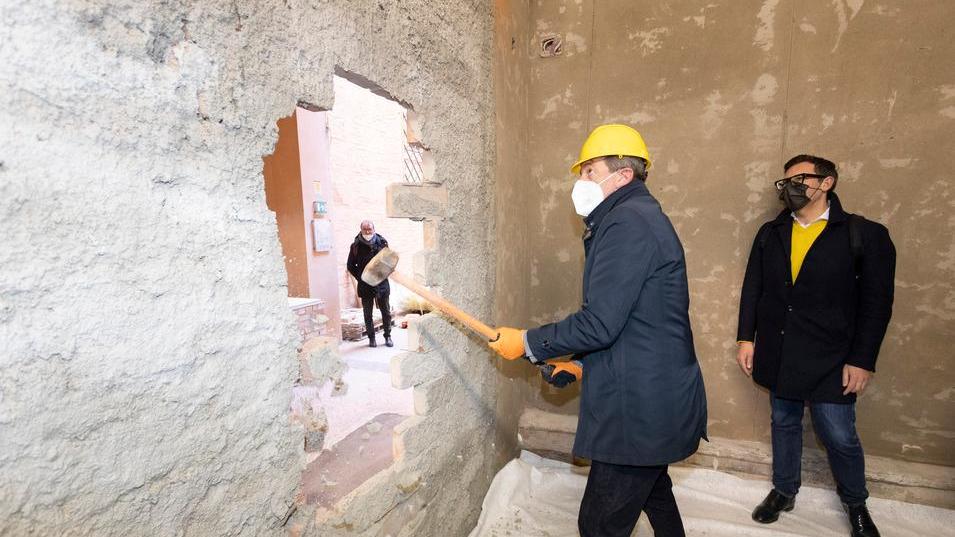 Modena. Il sindaco Muzzarelli lo prende a martellate: cade l’ultimo muro, l’ex Estense sarà museo