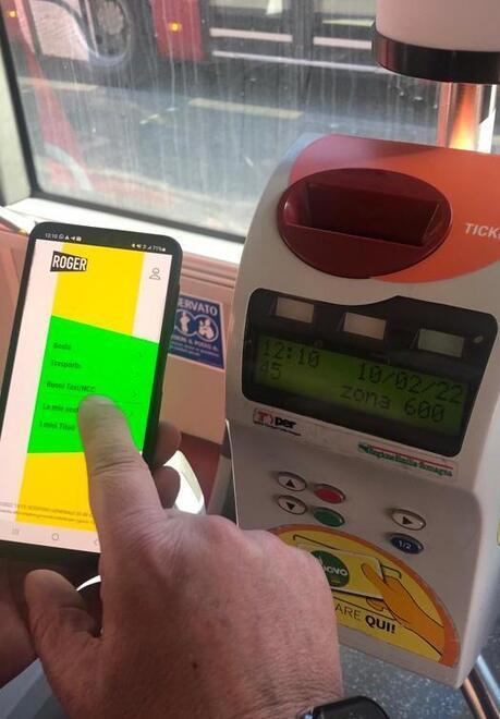 Sul bus con la app, così biglietti e abbonamenti si pagano online 