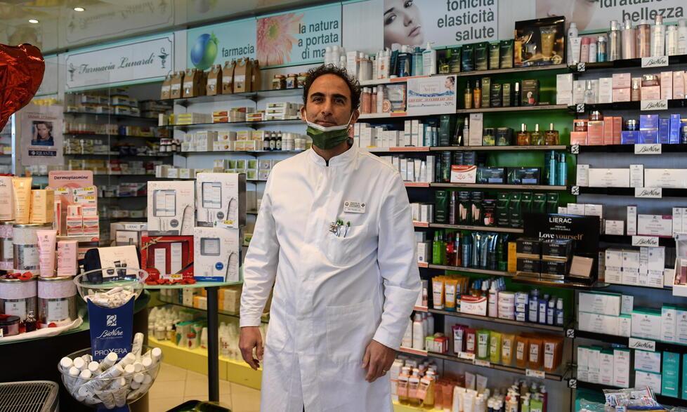 Lucca, armati rapinano la farmacia: il colpo in pochi minuto, il terrore e la fuga