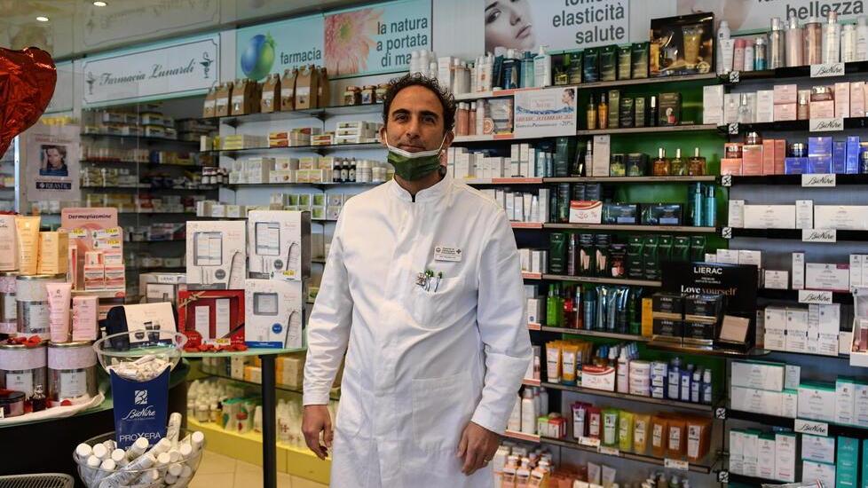 Lucca, armati rapinano la farmacia: il colpo in pochi minuto, il terrore e la fuga