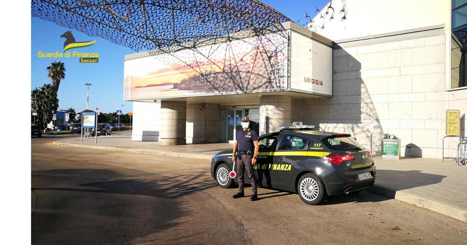 Alghero, nigeriana intercettata all'aeroporto: in pancia 25 ovuli con l'eroina 
