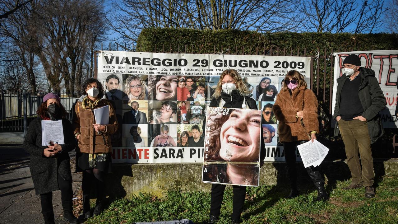 I familiari delle vittime della strage di Viareggio a Milano, nel giorno del processo per il disastro ferroviario di Pioltello (Foto Ansa)
