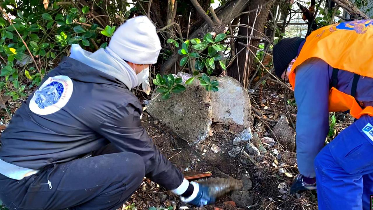 I volontari nel luogo dove hanno trovato la droga (Foto Franco Silvi)