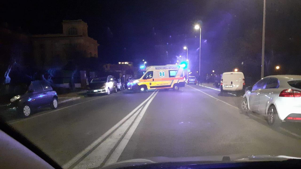 Le ambulanze bloccano il traffico sul viale di Antignano dopo l’incidente
