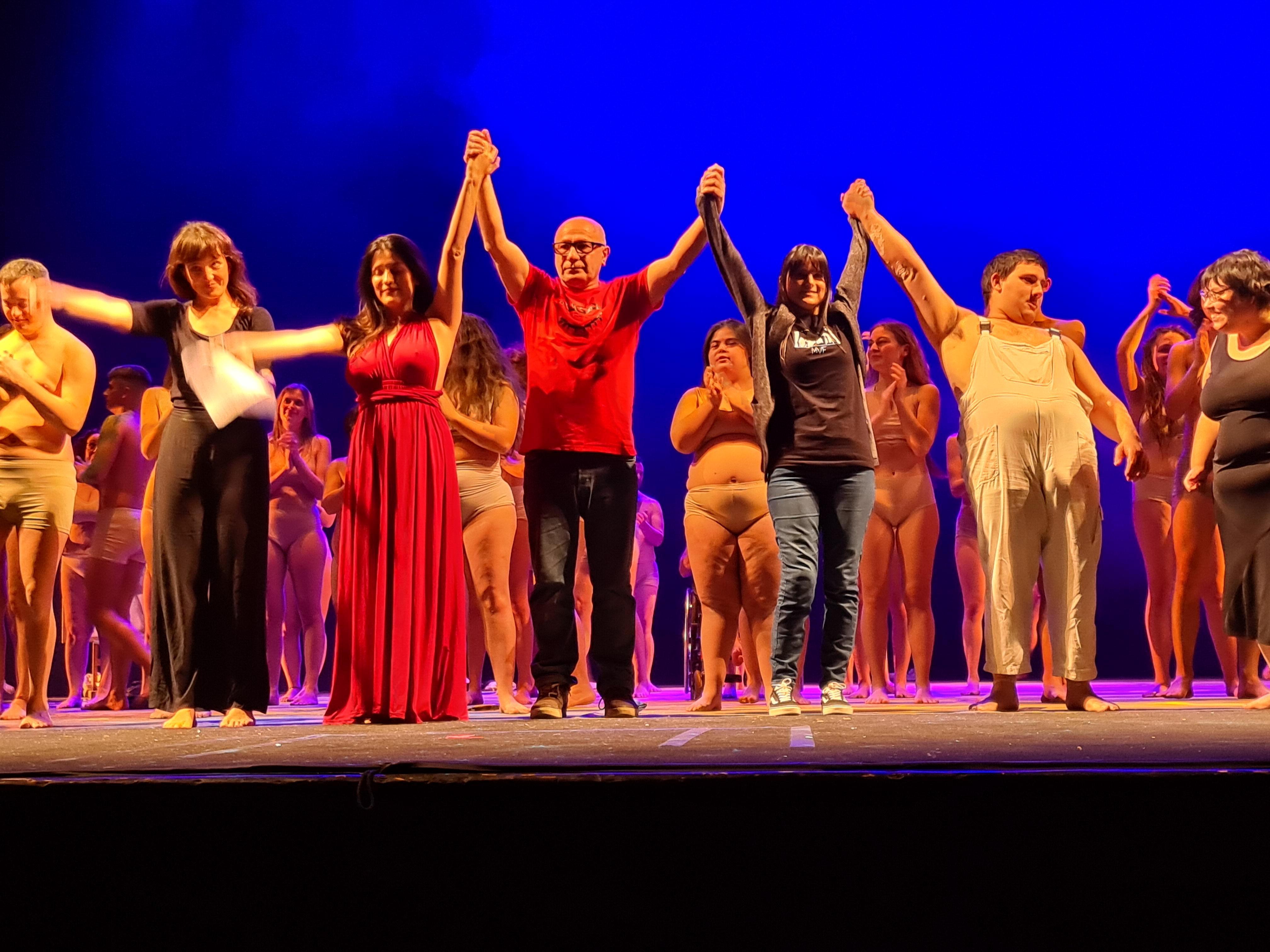 Ritmo incessante, musiche, colori: lo spettacolo “Augenblick, non ora” con tutti i suoi protagonisti sul palco del Goldono davanti a 800 spettatori (Fotoservizio Stefanini/Silvi)