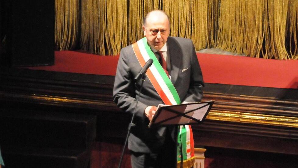 Il sindaco Alessandro Tambellini davanti al palco del Giglio