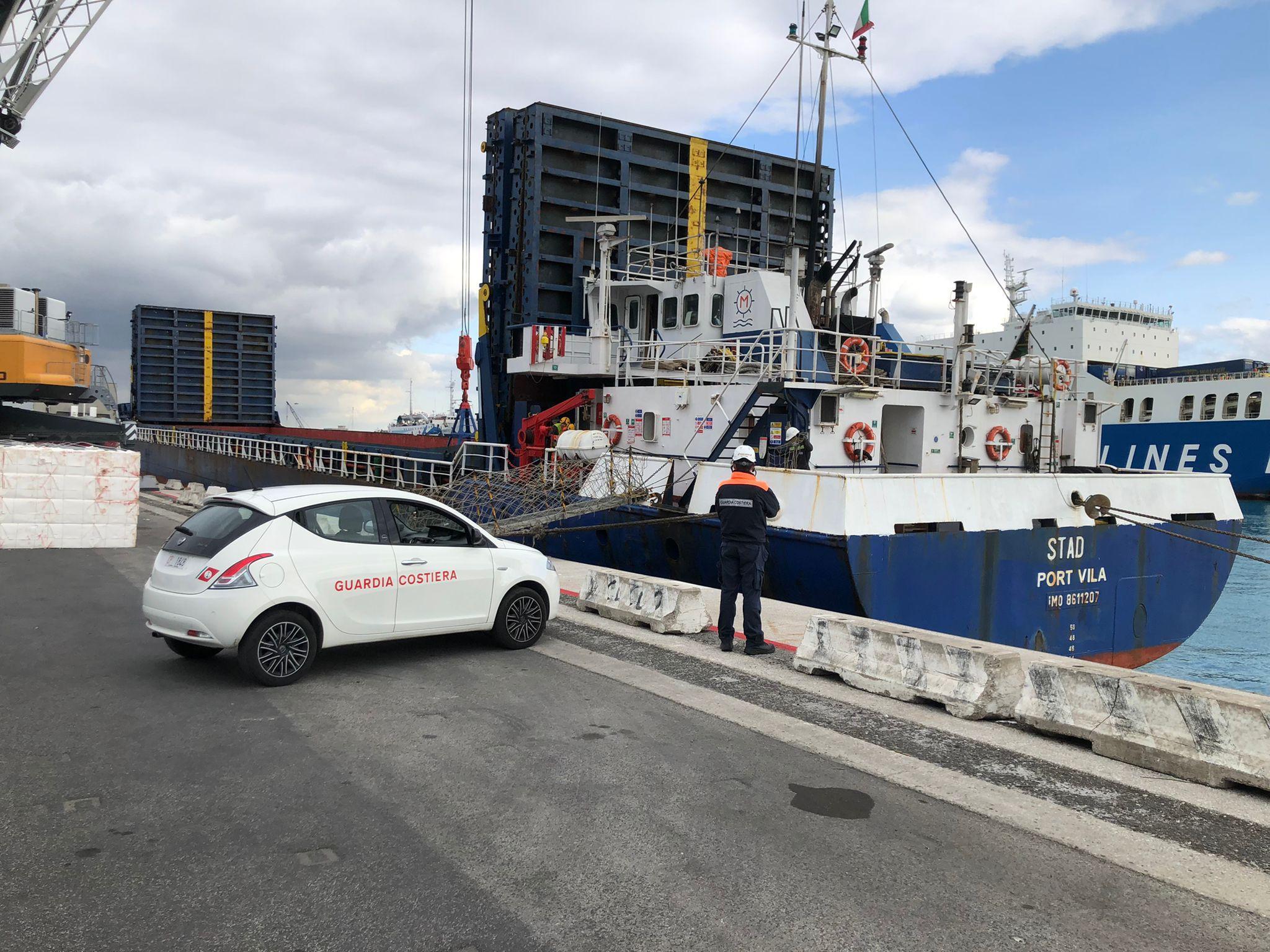 La nave fermata dalla capitaneria
