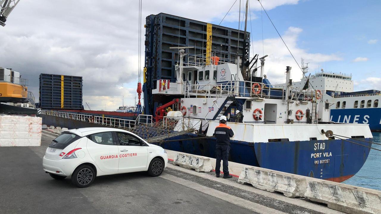 La nave fermata dalla capitaneria