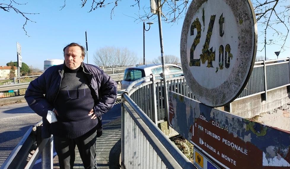 Dario Ceccanti di San Romano sul ponte di Castelfranco accanto alla segnaletica ormai illeggibile o comunque superata