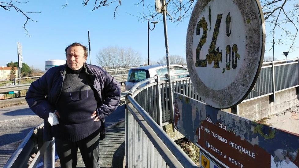 Dario Ceccanti di San Romano sul ponte di Castelfranco accanto alla segnaletica ormai illeggibile o comunque superata