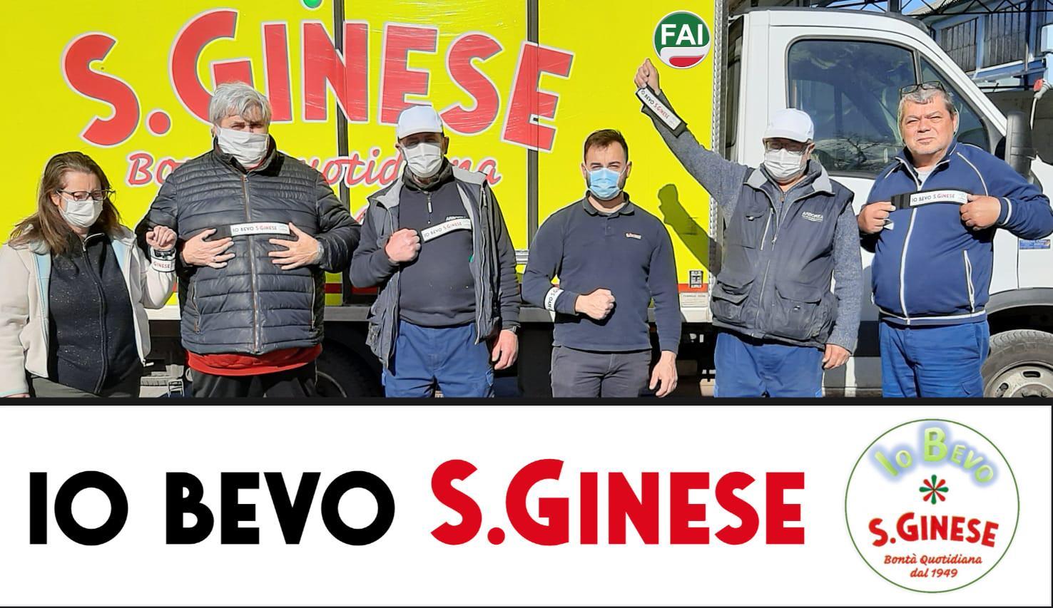 Lavoratori dello stabilimento di Capannori con la fascia “Io bevo latte San Ginese