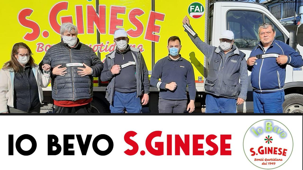 Lavoratori dello stabilimento di Capannori con la fascia “Io bevo latte San Ginese