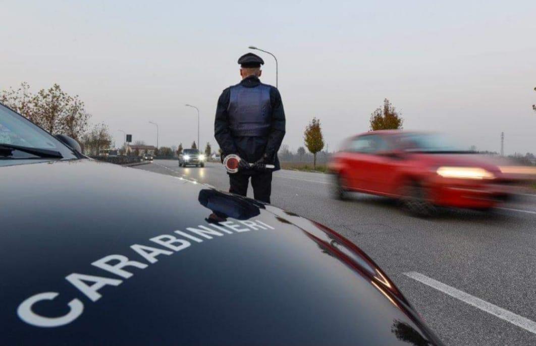 Il giovane è stato fermato dai carabinieri per un controllo, ma nell'auto nascondava oltre un chilo di droga