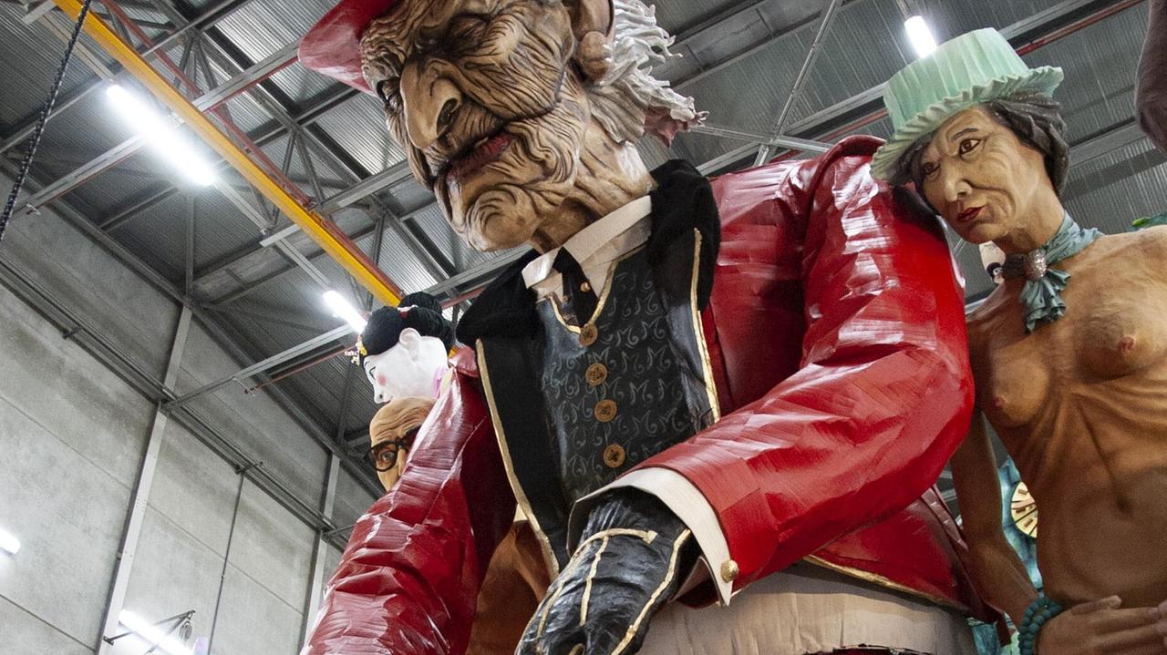 Carnevale di Viareggio, la denuncia di Vannucci contro il sistema che ci manipola: ecco “Svalutation”