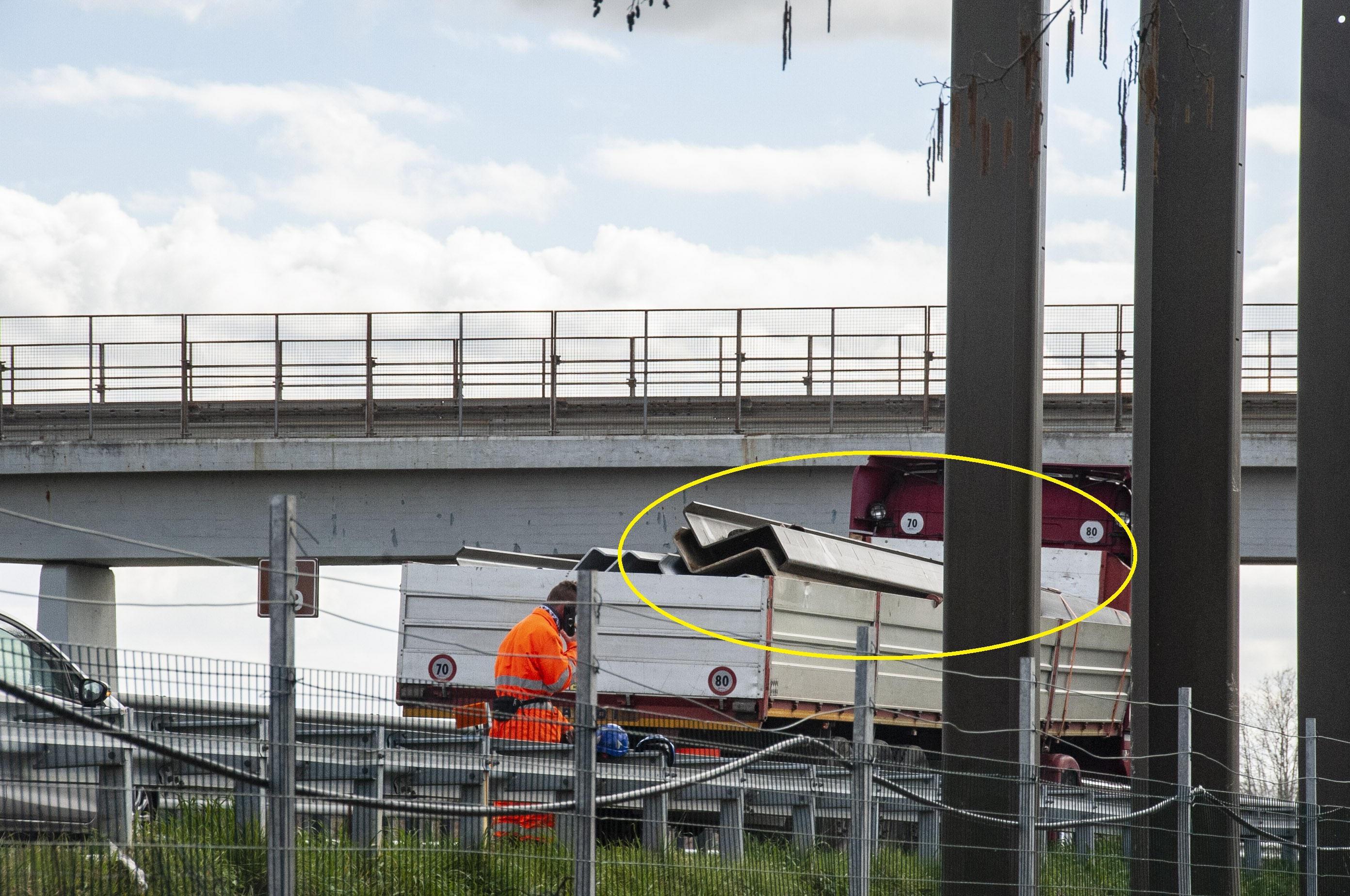 Viareggio, operaio travolto in autostrada dalle lastre di acciaio: l'incidente, la ricostruzione, le condizioni