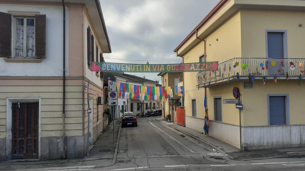 Addobbi e colori, via Guerrazzi si veste a festa per il Carnevale di Viareggio