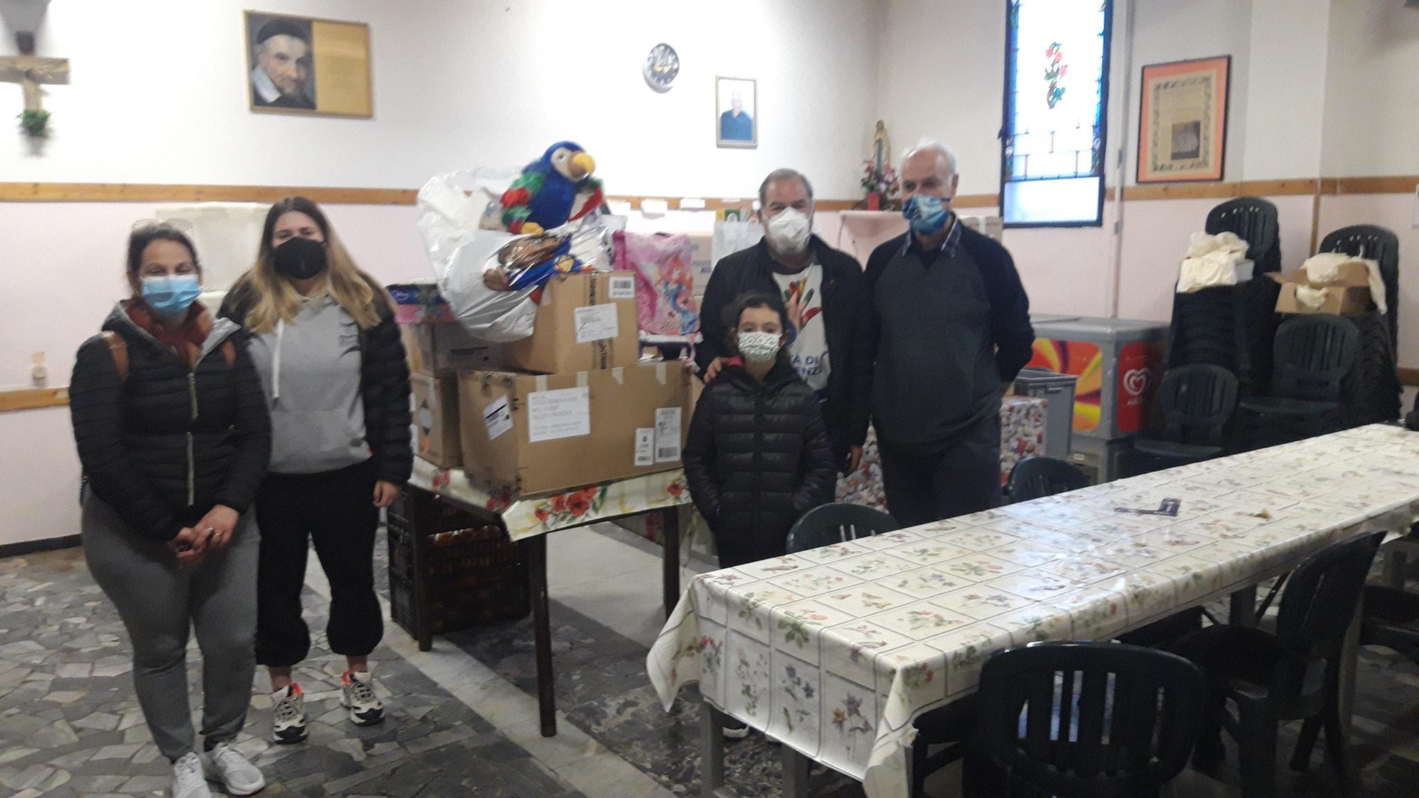 L’Asd Volley Piombino consegna prodotti alimentari, giochi e indumenti nella sede di via Landi