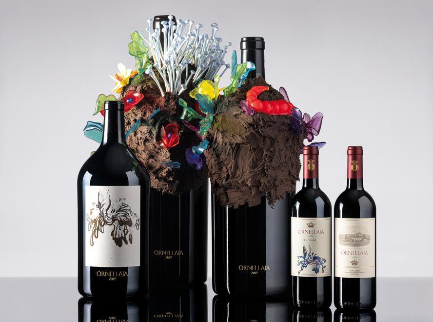 Sopra le esclusive etichette per Ornellaia 2019 per il progetto Vendemmia d’artista