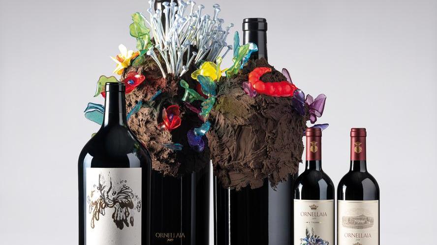Sopra le esclusive etichette per Ornellaia 2019 per il progetto Vendemmia d’artista